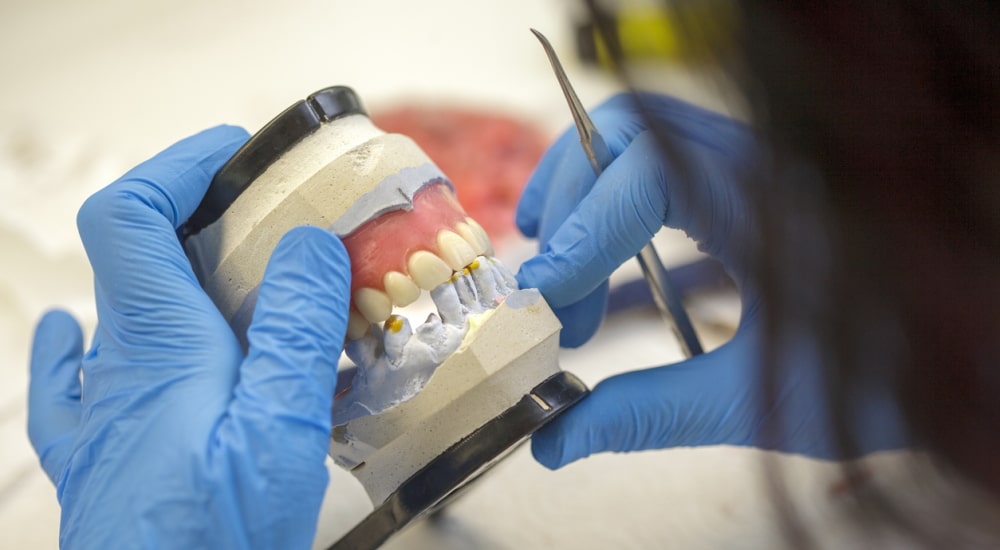 La formation de denturiste déclarée illégale par le ministère de la Santé