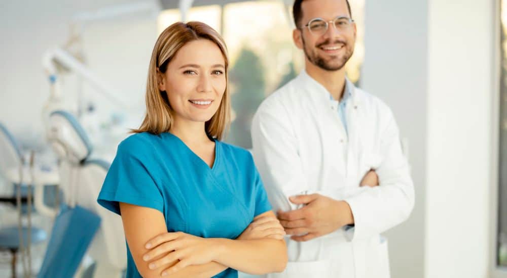 Chirurgien dentiste femme et homme, chirurgien dentiste consultant