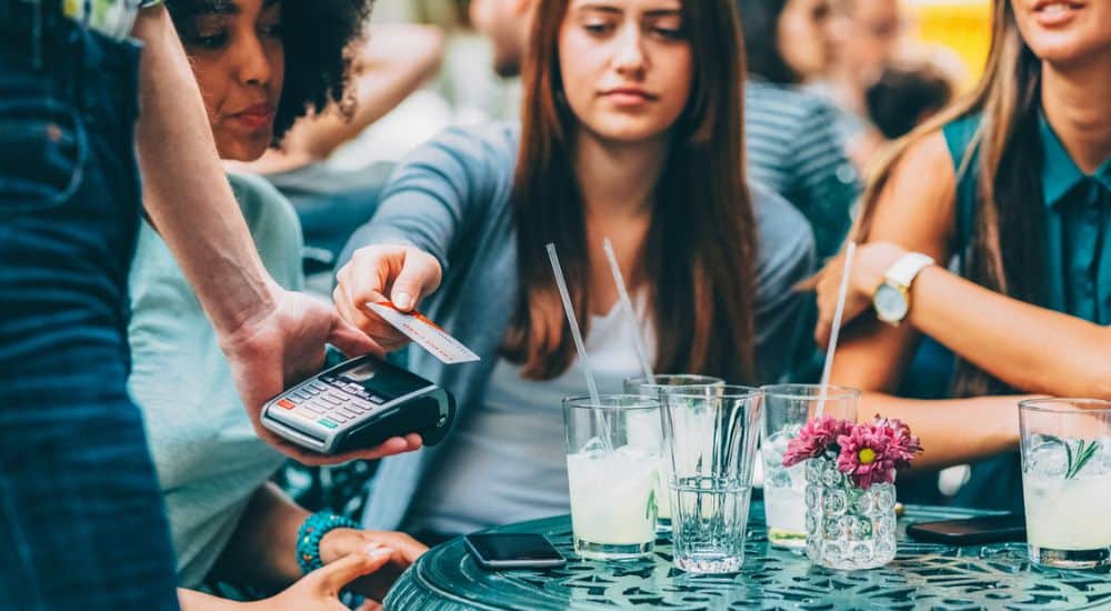 Femmes devant un verre d'alcool en terrasse, consommation alcool femmes